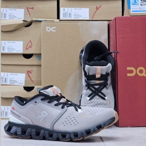 کفش رانینگ On Cloud X 4 با طراحی سبک و راحت برای تمرین و استفاده روزمره