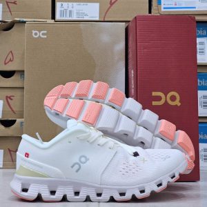 کفش رانینگ On Cloud X 4 با طراحی سبک و راحت برای تمرین و استفاده روزمره
